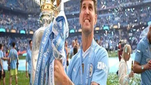 贝利独揽三座世界杯奖杯，史上仅此一人！